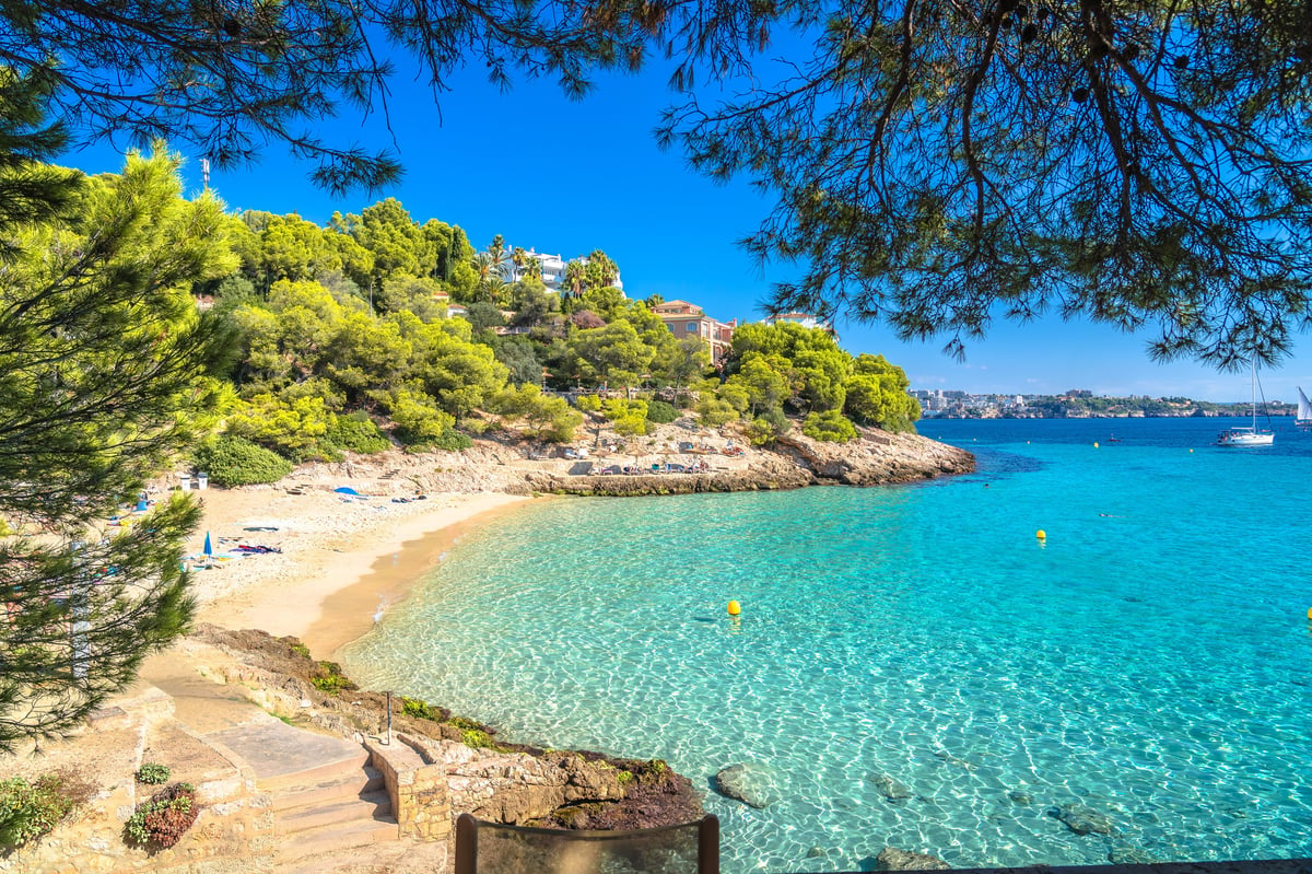 Playa de arena y aguas cristalinas de la costa mediterránea de España